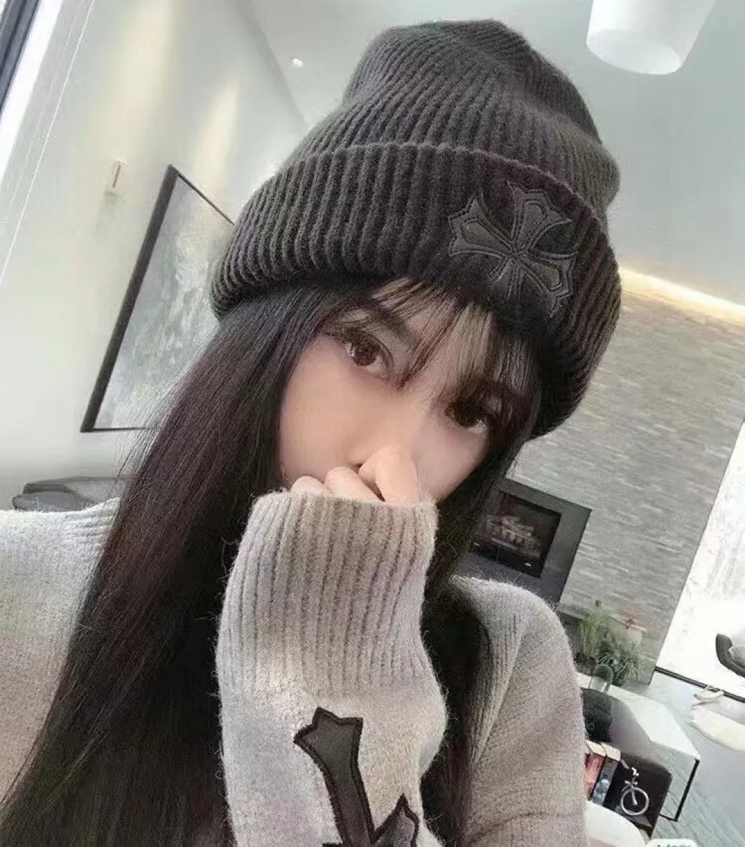 P46 Crow Heart Wool Hat, too flattering for your face. No matter you have a long face, a round face or a square face, you can easily wear it because the hat is very thick, so your face looks small, delicate and cute. Fashionable street style, recommended hat for autumn and winter.